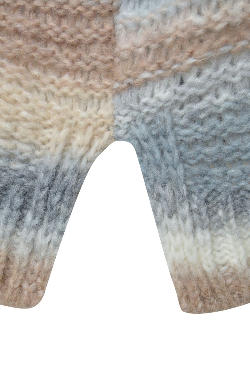 1/1 sleeve Pullover with oversized shoulders and normal fit