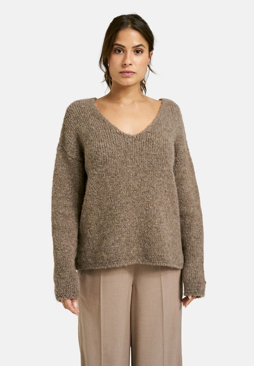 V-Neck pullover with oversized shoulders and 1/1 sleeves