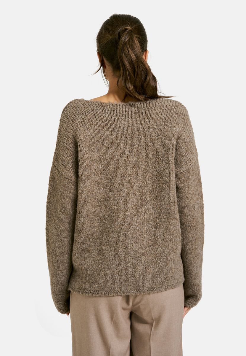 V-Neck pullover with oversized shoulders and 1/1 sleeves