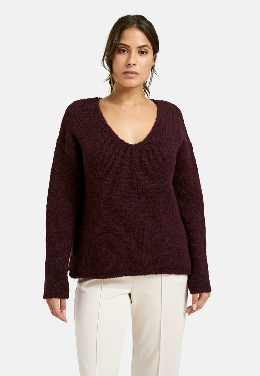 V-Neck pullover with oversized shoulders and 1/1 sleeves
