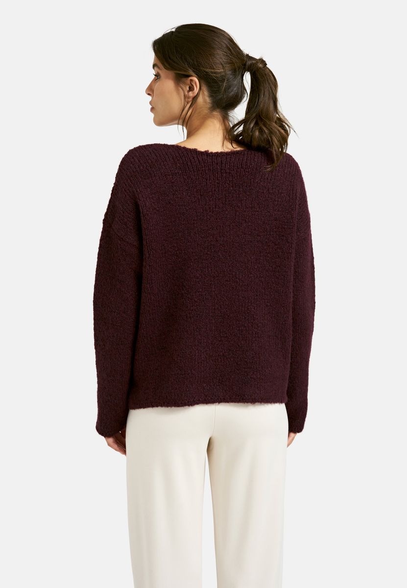 V-Neck pullover with oversized shoulders and 1/1 sleeves