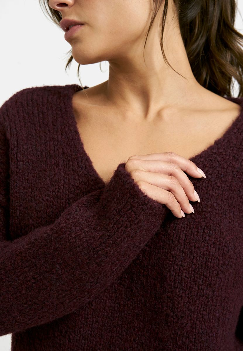 V-Neck pullover with oversized shoulders and 1/1 sleeves