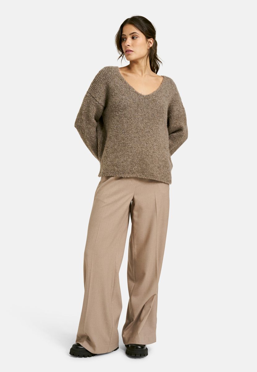 V-Neck pullover with oversized shoulders and 1/1 sleeves