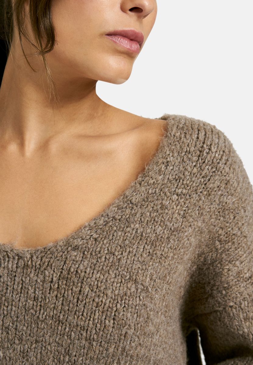 V-Neck pullover with oversized shoulders and 1/1 sleeves