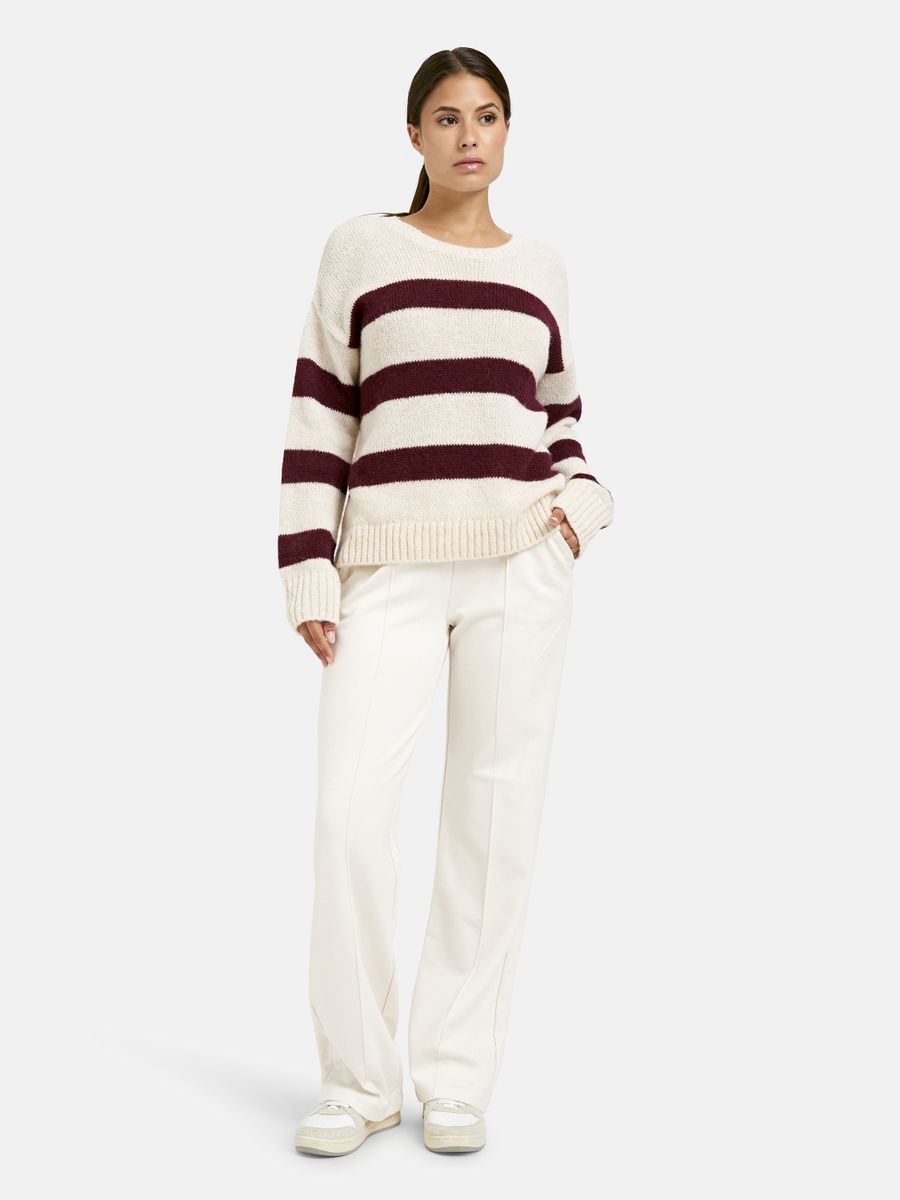 1/1 sleeve Pullover with oversized shoulders and normal fit