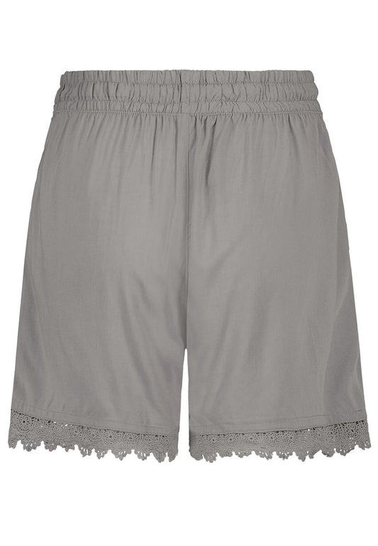 DOB Shorts, elastischer Bund mitBindeband und Tassel, Spitzenborte am Saum, Tascheneingriffe vorne