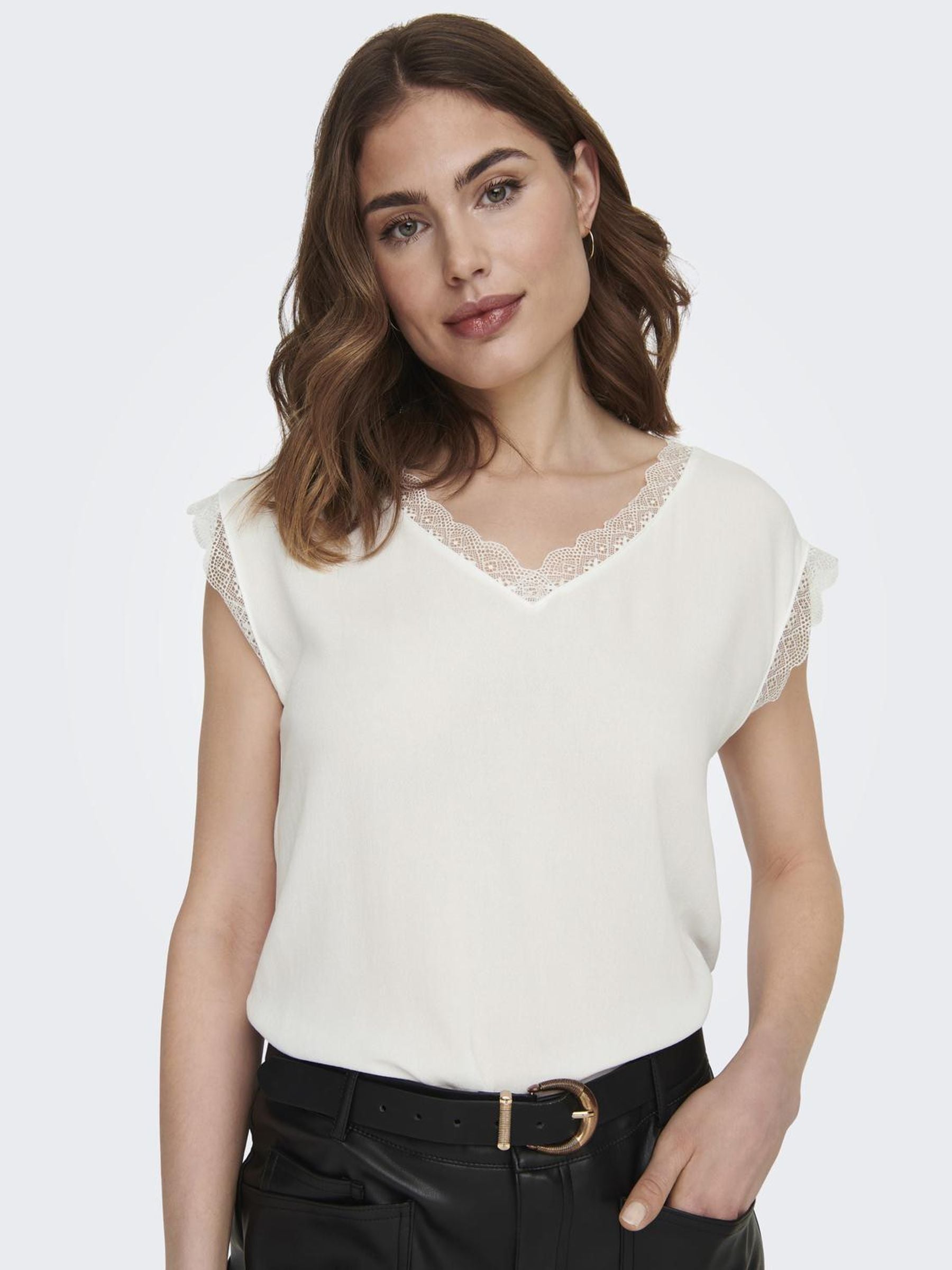 ONLJASMINA S/S V-NECK LACE TOP NOOS PTM