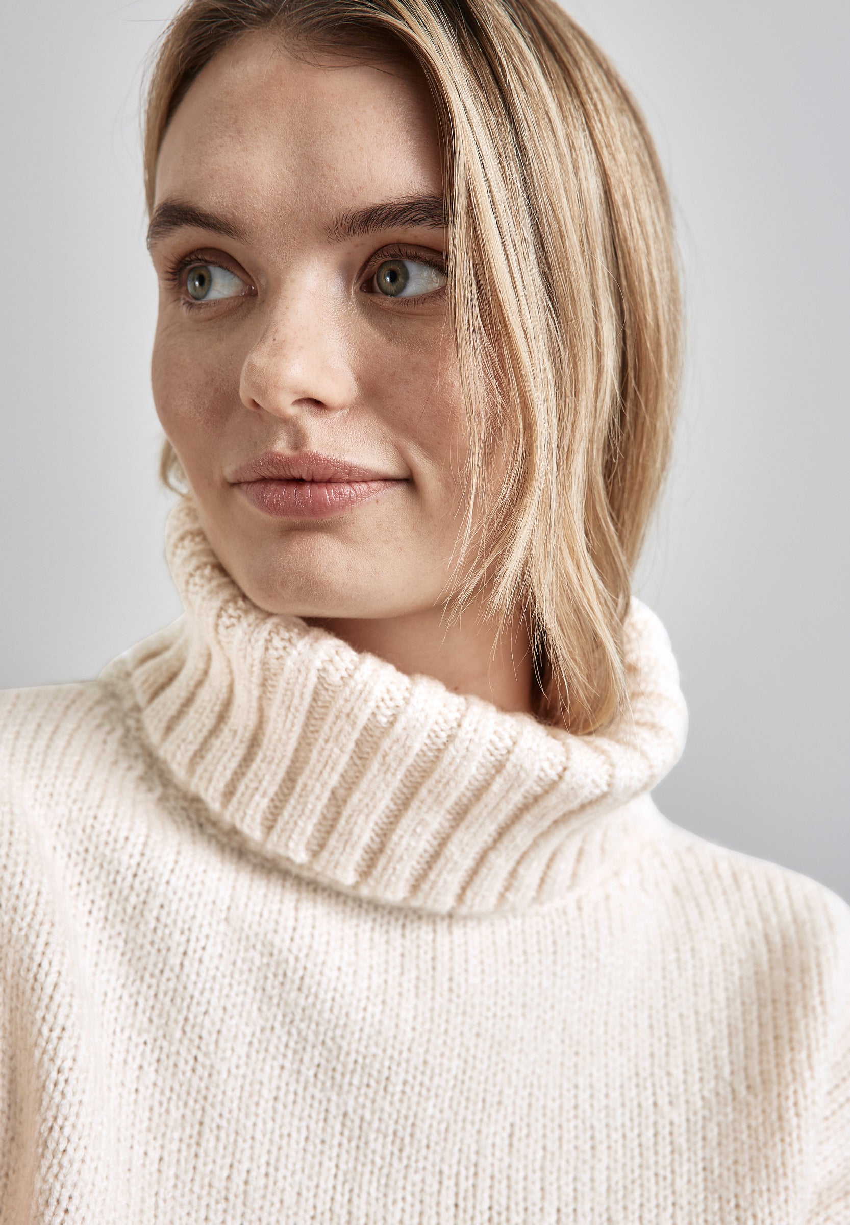 Gestreifter Strickpullover