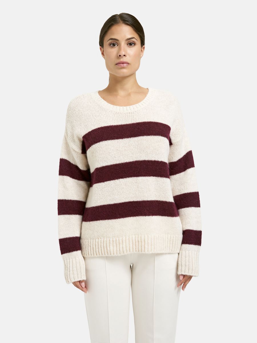 1/1 sleeve Pullover with oversized shoulders and normal fit