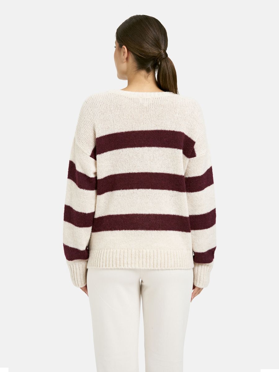 1/1 sleeve Pullover with oversized shoulders and normal fit