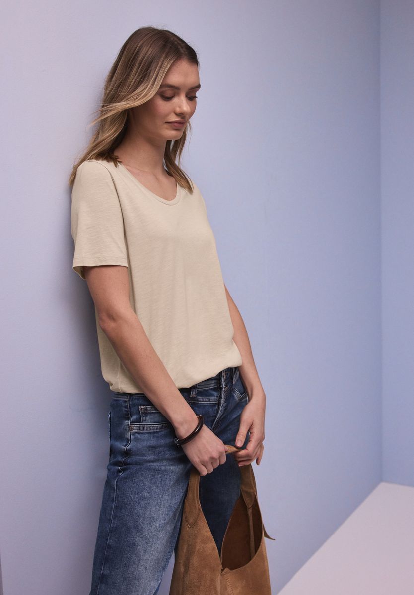 Basic T-Shirt mit gerundetem V-Neck