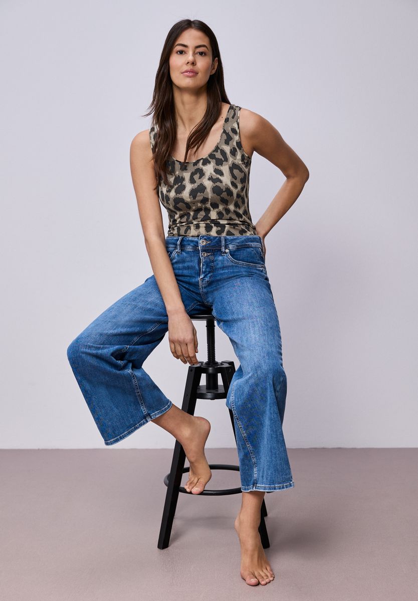 Basic Top mit Rundhals im Leo-Muster