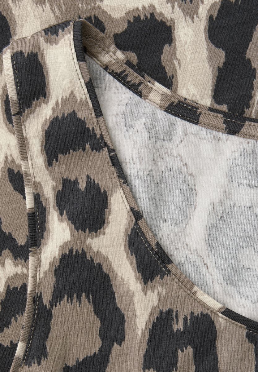 Basic Top mit Rundhals im Leo-Muster