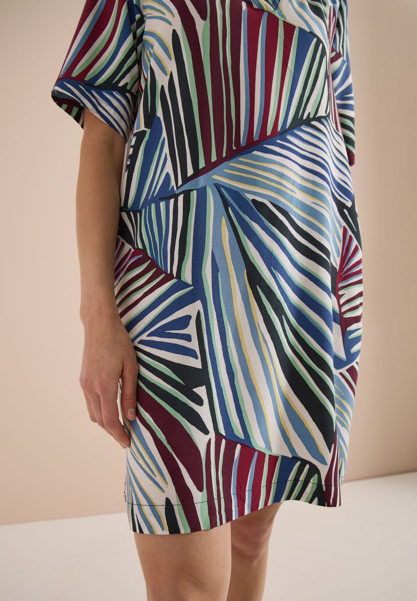 Knielanges Kleid mit grafischem Muster
