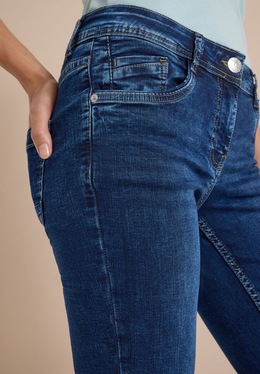 Mid Waist Straight Leg Jeans im Casual Fit