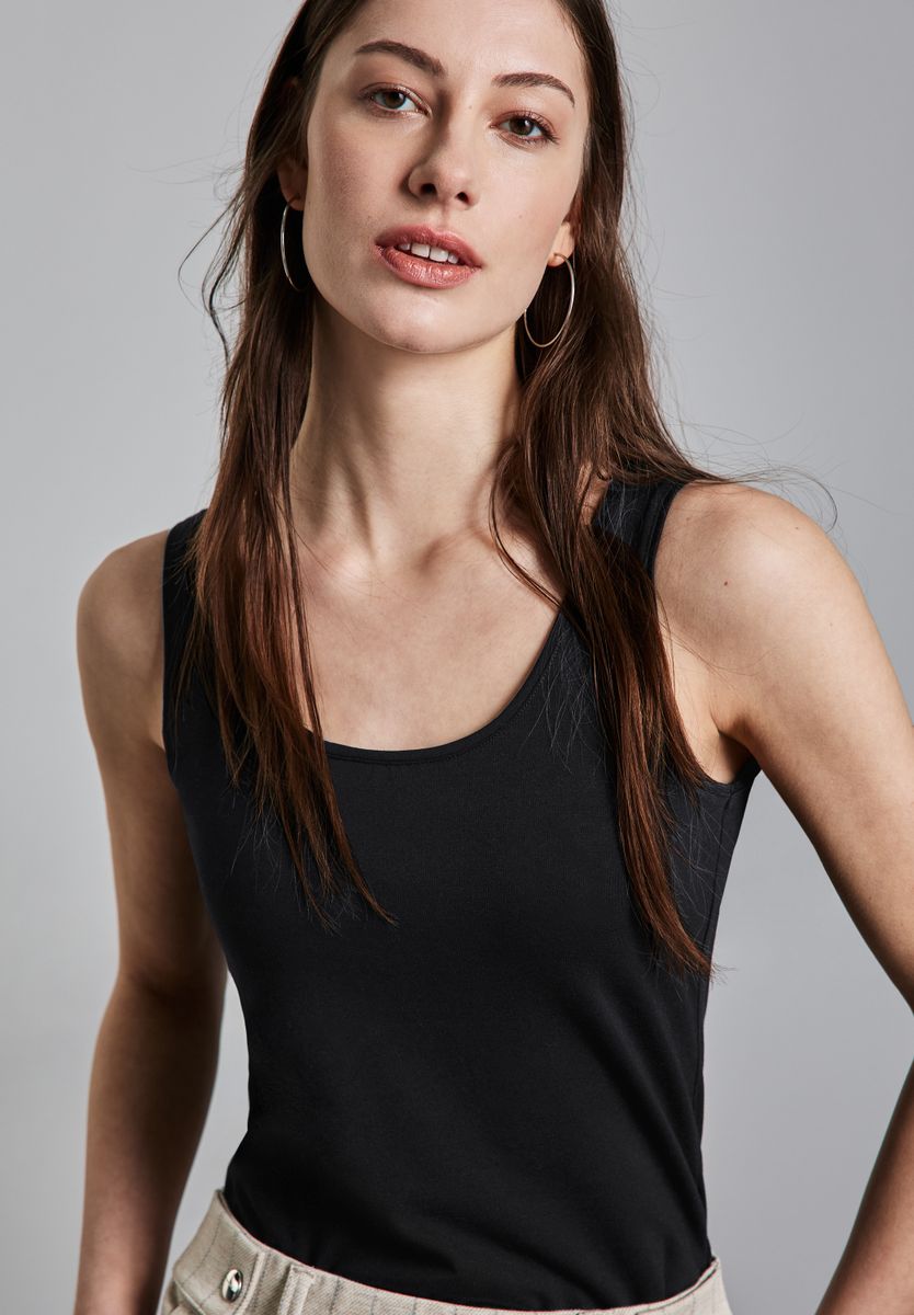 Basic Top mit Rundhals in Unifarbe
